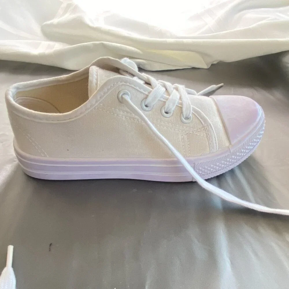 Unbranded Girls white/cream canvas shoes‎ (size 2-3)
